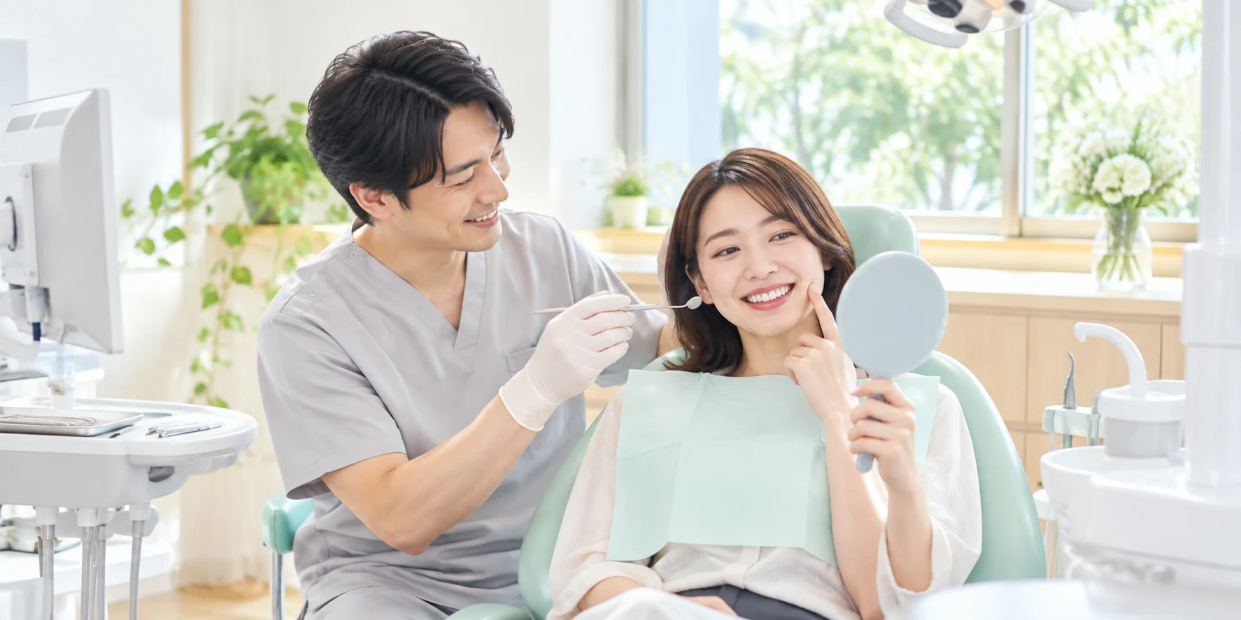 歯科医師と相談する患者
