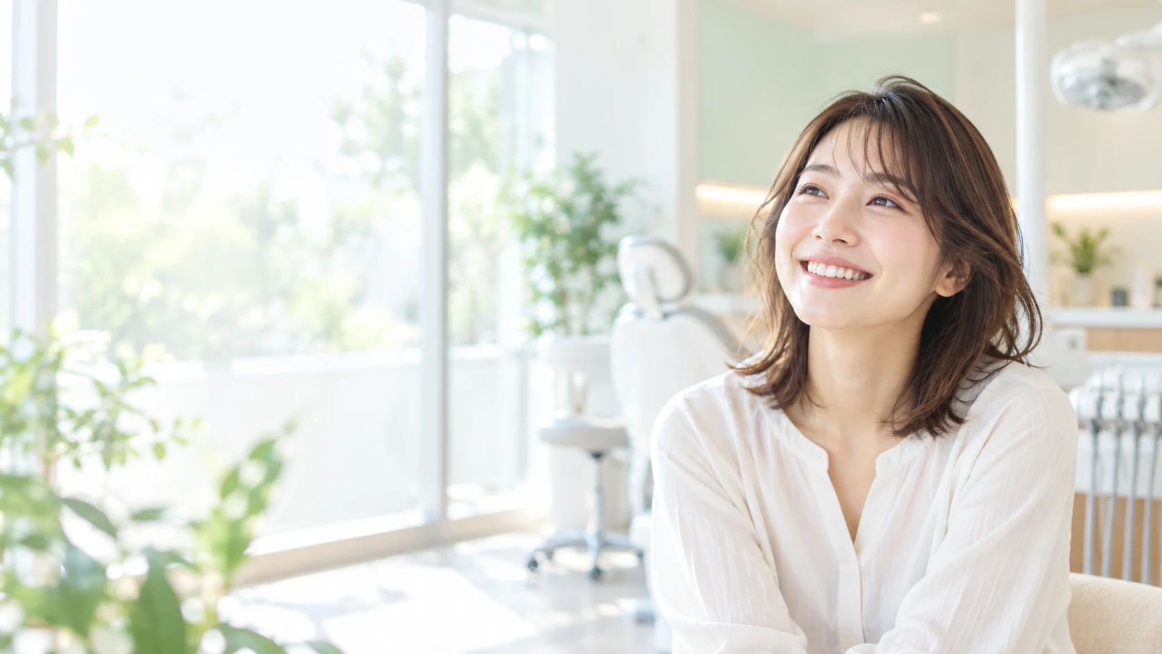 明るい歯科医院で自然に笑う女性