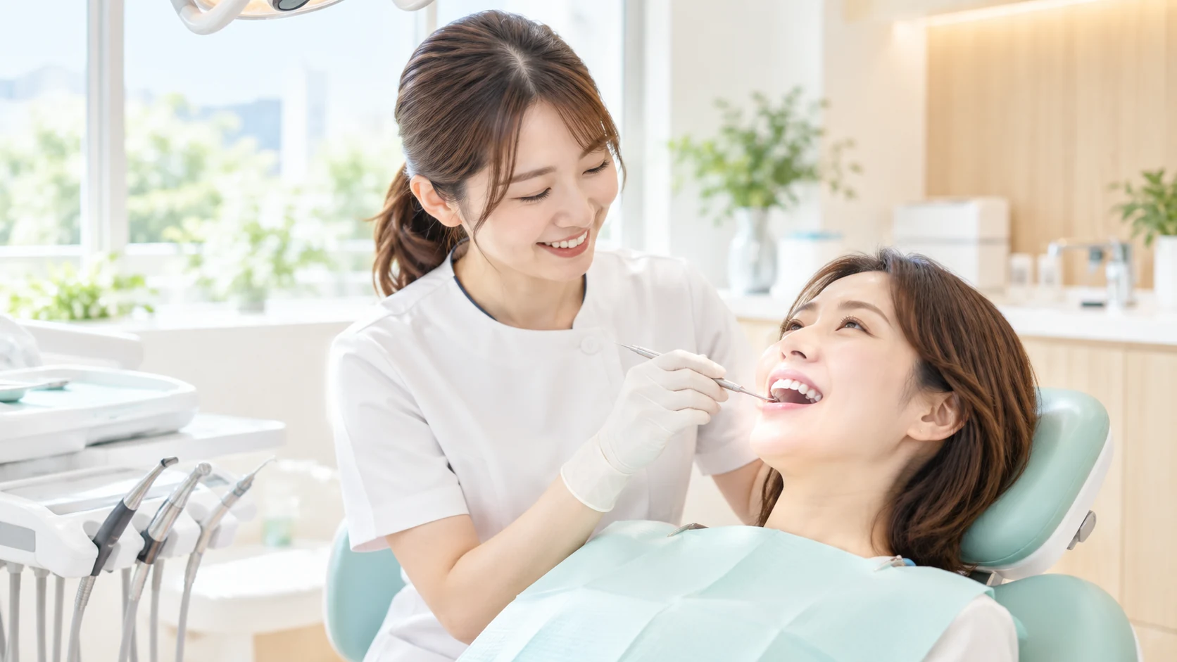 歯科衛生士が患者の口腔内を確認する様子
