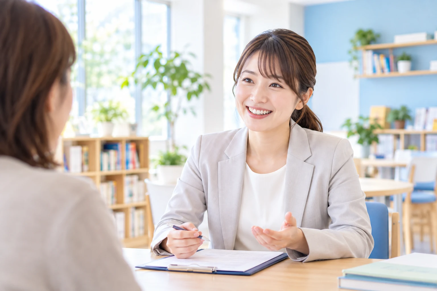 保護者の相談に笑顔で答える講師