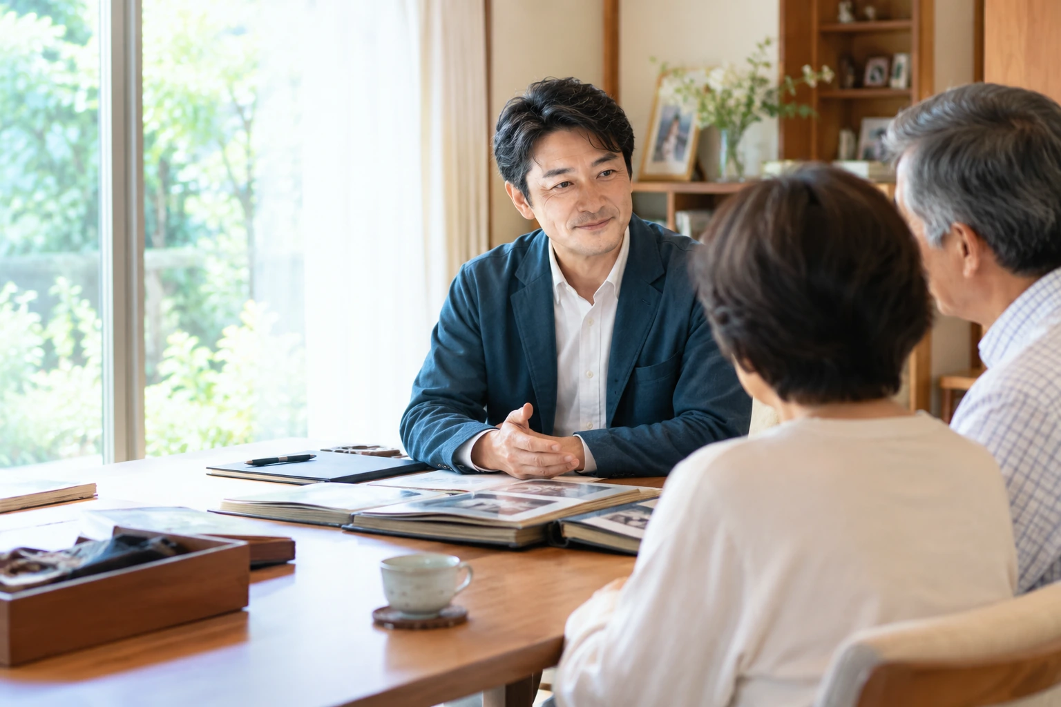 遠方からの依頼を想定し、相談内容を確認するスタッフ